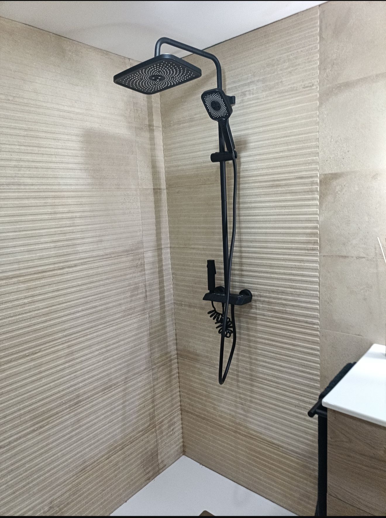 Ducha moderna en baño